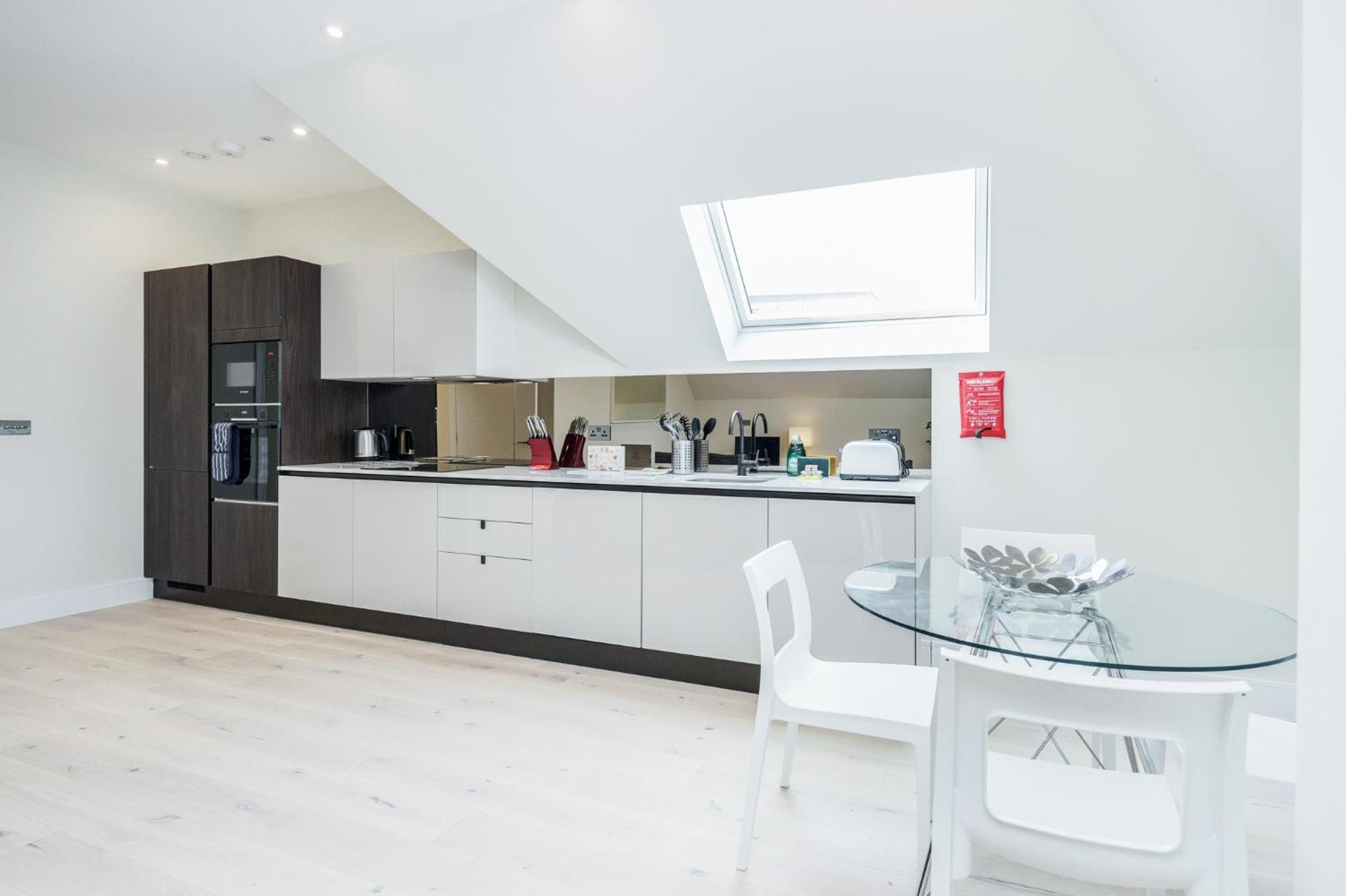 Roomspace Serviced Apartments- Lyons House Apartment Surbiton